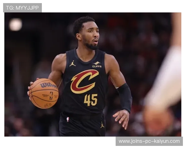 米切尔关键三分稳稳命中，骑士在主场取胜