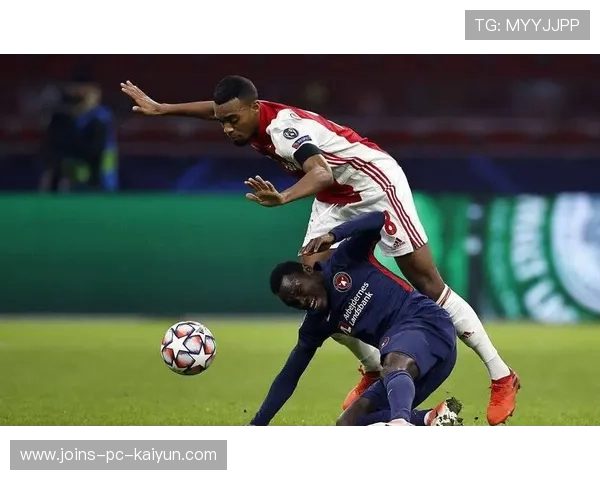 阿贾克斯—斯坦科维奇边路倒三角造威胁 阿贾克斯—斯坦科维奇边路倒三角造威胁