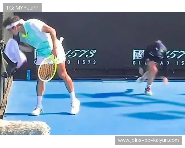 球场高温导致选手中暑倒地 球场高温导致选手中暑倒地