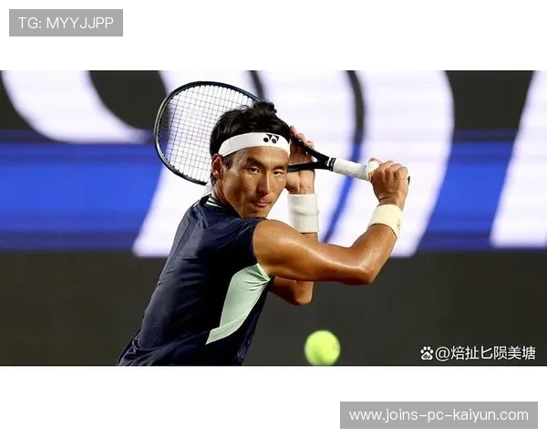 网球男单脚踝扭到仍坚持比赛，最终反杀晋级